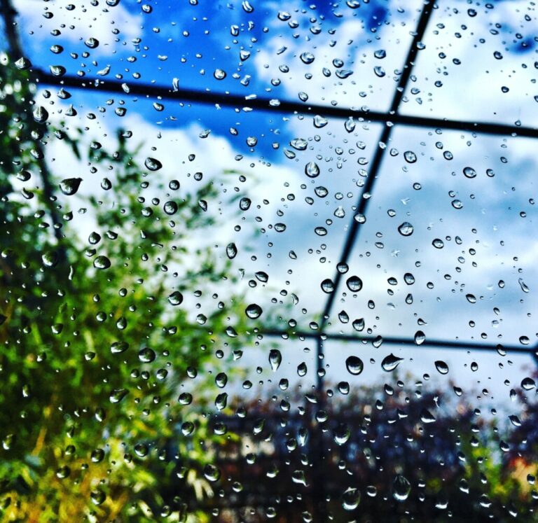 Regen tegen glas